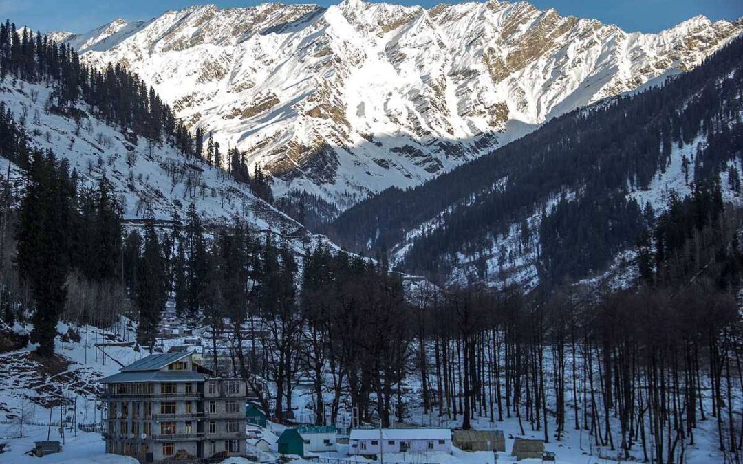 Romantic Escapes: Top Manali Tour Packages for Couples