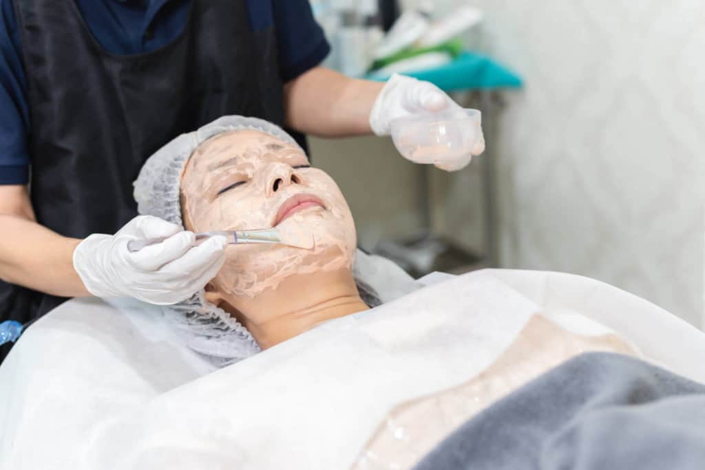 Does OxyGeneo Facial Help with Enlarged Pores