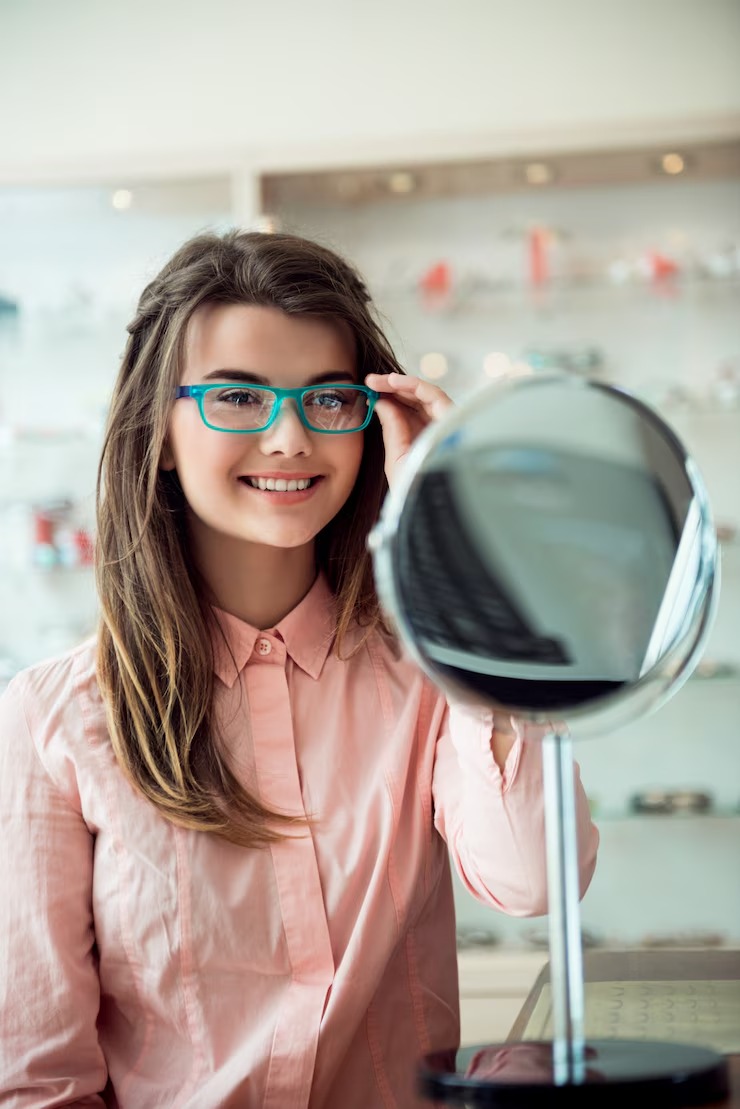 imgi_32_attractive-woman-appointment-eye-specialist-office_176420-3500