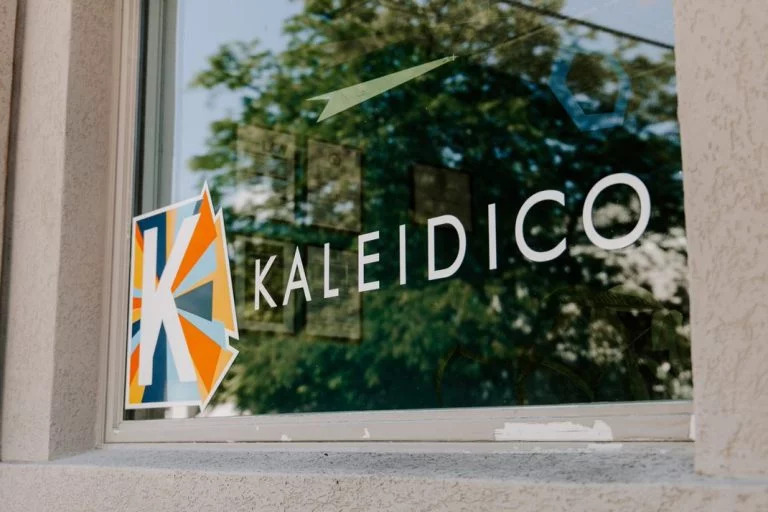 Why Port St. Lucie B2B Companies Are Choosing Custom Vinyl Signs for Office Branding